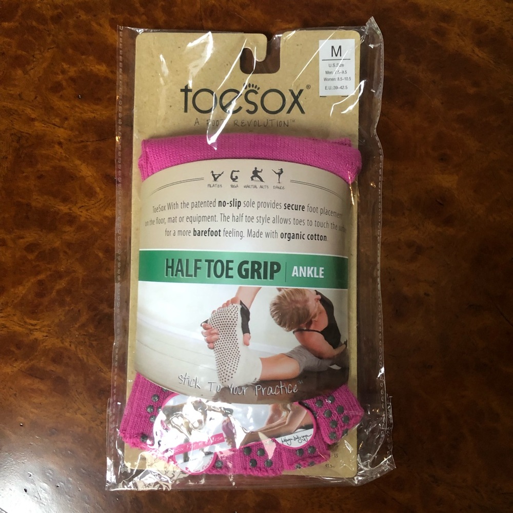 Toesox half toe grip ankle socks - size medium